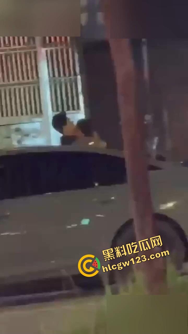 成都街头全裸游街，小仙女争吵气疯脱光逼毛迎风乱飘，路人目睹全程，男友吓跪喊妈！  第1张