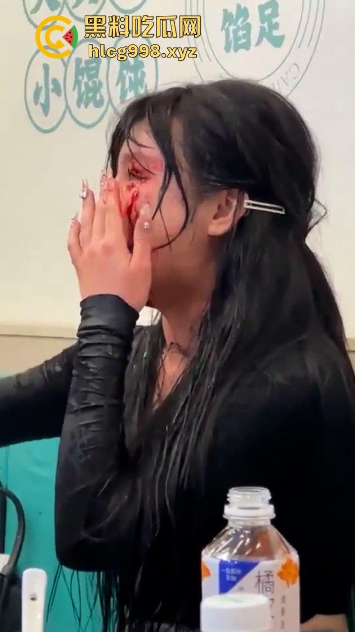 上海俩美女饭店打架下手忒狠 全然不知走光被偷拍 黑衣服这是奶子是真的吗? 第9张 上海俩美女饭店打架下手忒狠 全然不知走光被偷拍 黑衣服这是奶子是真的吗? 第9张