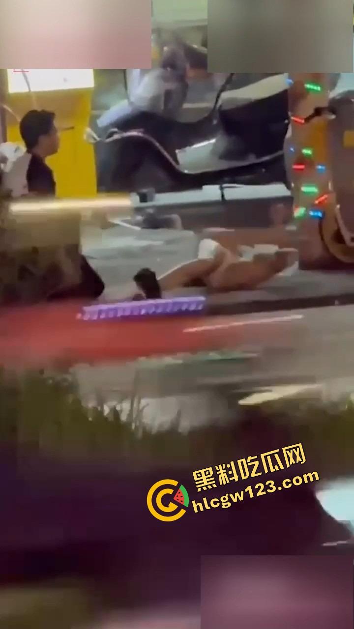 成都街头全裸游街，小仙女争吵气疯脱光逼毛迎风乱飘，路人目睹全程，男友吓跪喊妈！  第3张