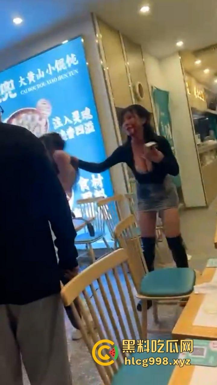 上海俩美女饭店打架下手忒狠 全然不知走光被偷拍 黑衣服这是奶子是真的吗? 第10张 上海俩美女饭店打架下手忒狠 全然不知走光被偷拍 黑衣服这是奶子是真的吗? 第10张