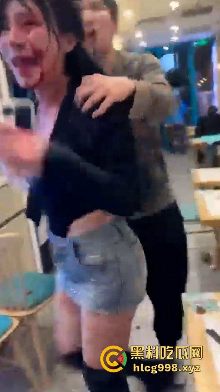 上海俩美女饭店打架下手忒狠 全然不知走光被偷拍 黑衣服这是奶子是真的吗? 第11张 上海俩美女饭店打架下手忒狠 全然不知走光被偷拍 黑衣服这是奶子是真的吗? 第11张