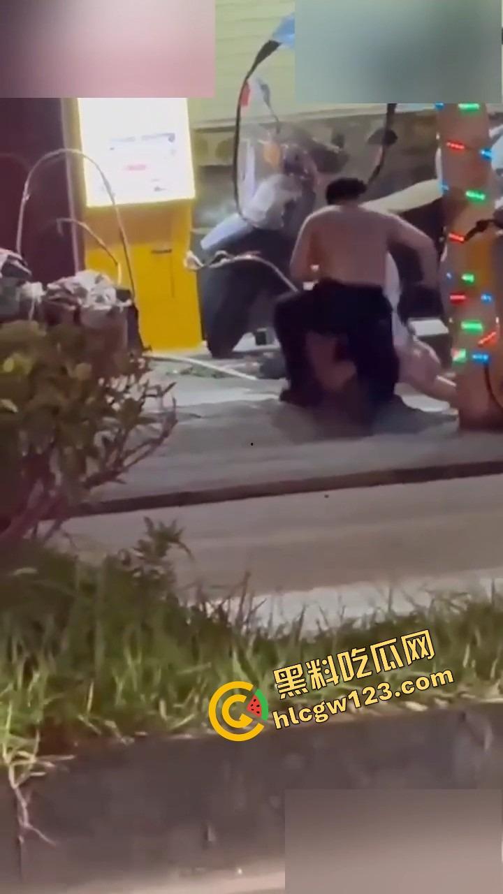 成都街头全裸游街，小仙女争吵气疯脱光逼毛迎风乱飘，路人目睹全程，男友吓跪喊妈！  第4张