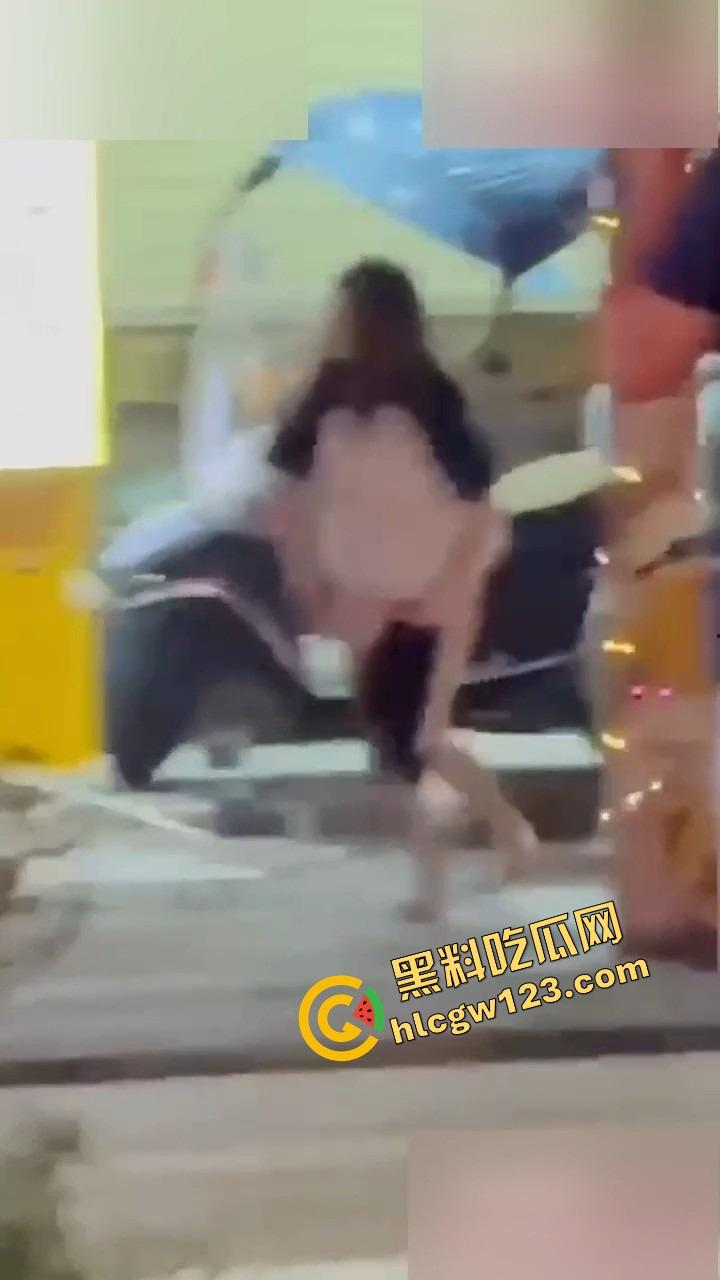 成都街头全裸游街，小仙女争吵气疯脱光逼毛迎风乱飘，路人目睹全程，男友吓跪喊妈！  第5张