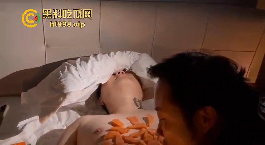 抖音重口直播！油腻大叔当三文鱼盛器，男同淫趴场面堪比恐怖片，举报无效酒店老板淡定回应！  第9张