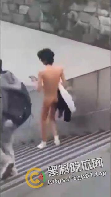 浙江科技大学裸奔男 旁若无人走去上课 还自拍 现场最全多视角视频  第2张