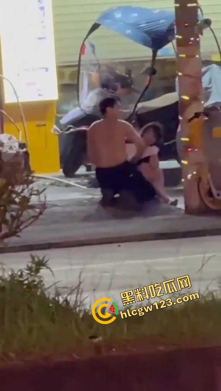 成都街头全裸游街，小仙女争吵气疯脱光逼毛迎风乱飘，路人目睹全程，男友吓跪喊妈！  第6张