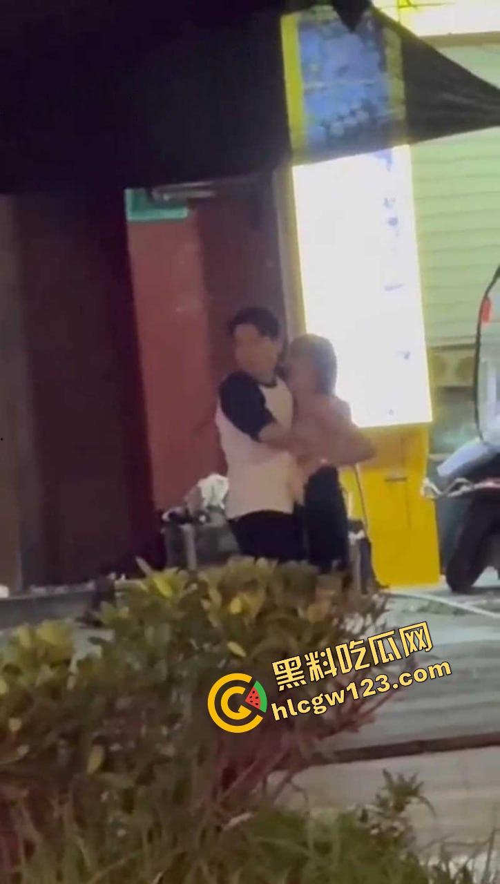 成都街头全裸游街，小仙女争吵气疯脱光逼毛迎风乱飘，路人目睹全程，男友吓跪喊妈！  第7张