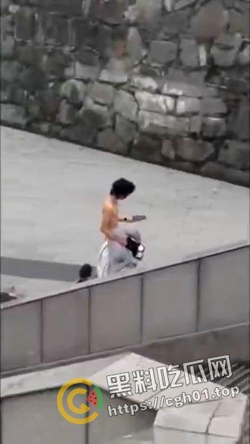 浙江科技大学裸奔男 旁若无人走去上课 还自拍 现场最全多视角视频  第3张