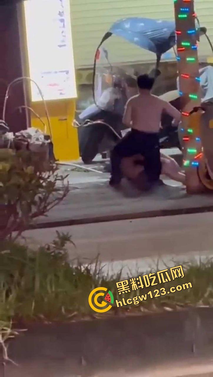 成都街头全裸游街，小仙女争吵气疯脱光逼毛迎风乱飘，路人目睹全程，男友吓跪喊妈！  第8张