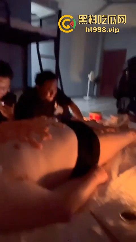 抖音重口直播！油腻大叔当三文鱼盛器，男同淫趴场面堪比恐怖片，举报无效酒店老板淡定回应！  第11张