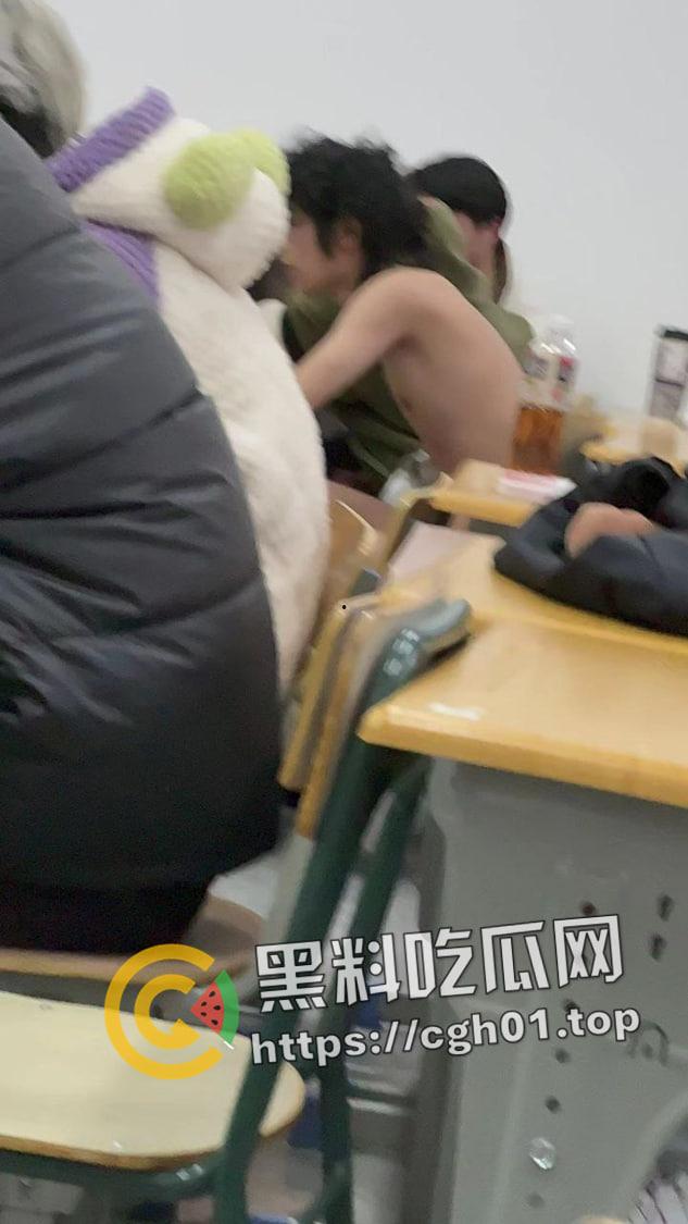 浙江科技大学裸奔男 旁若无人走去上课 还自拍 现场最全多视角视频  第5张