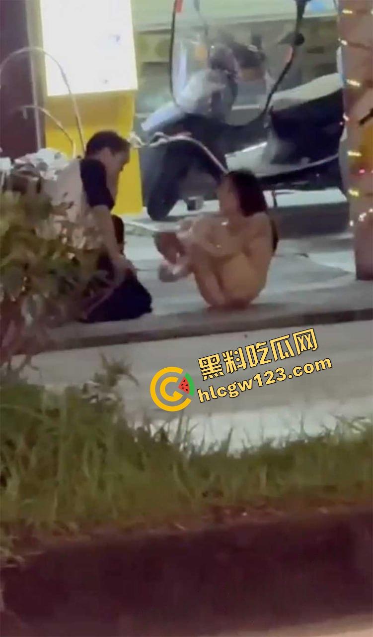 成都街头全裸游街，小仙女争吵气疯脱光逼毛迎风乱飘，路人目睹全程，男友吓跪喊妈！  第10张