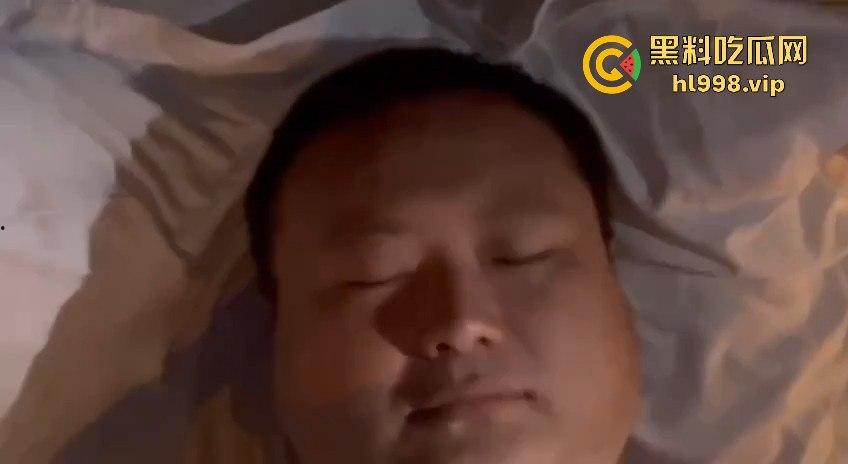 抖音重口直播！油腻大叔当三文鱼盛器，男同淫趴场面堪比恐怖片，举报无效酒店老板淡定回应！  第12张