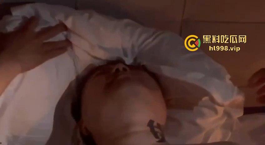 抖音重口直播！油腻大叔当三文鱼盛器，男同淫趴场面堪比恐怖片，举报无效酒店老板淡定回应！  第13张