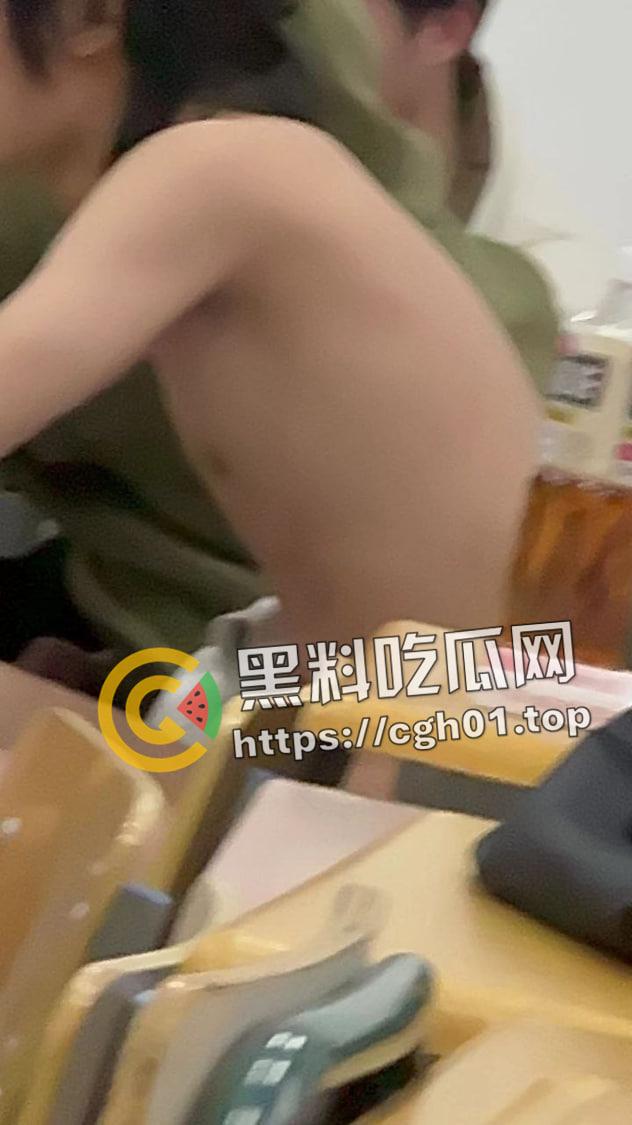 浙江科技大学裸奔男 旁若无人走去上课 还自拍 现场最全多视角视频  第6张