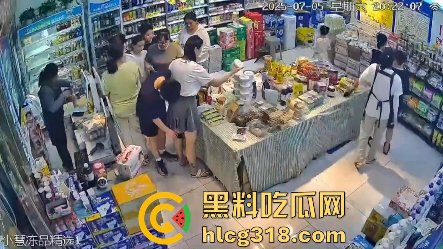 炎炎夏日成了偷拍狗的天堂，地铁公交全是猥亵逼，姑娘们裙子越短，偷拍狗越狂！  第2张