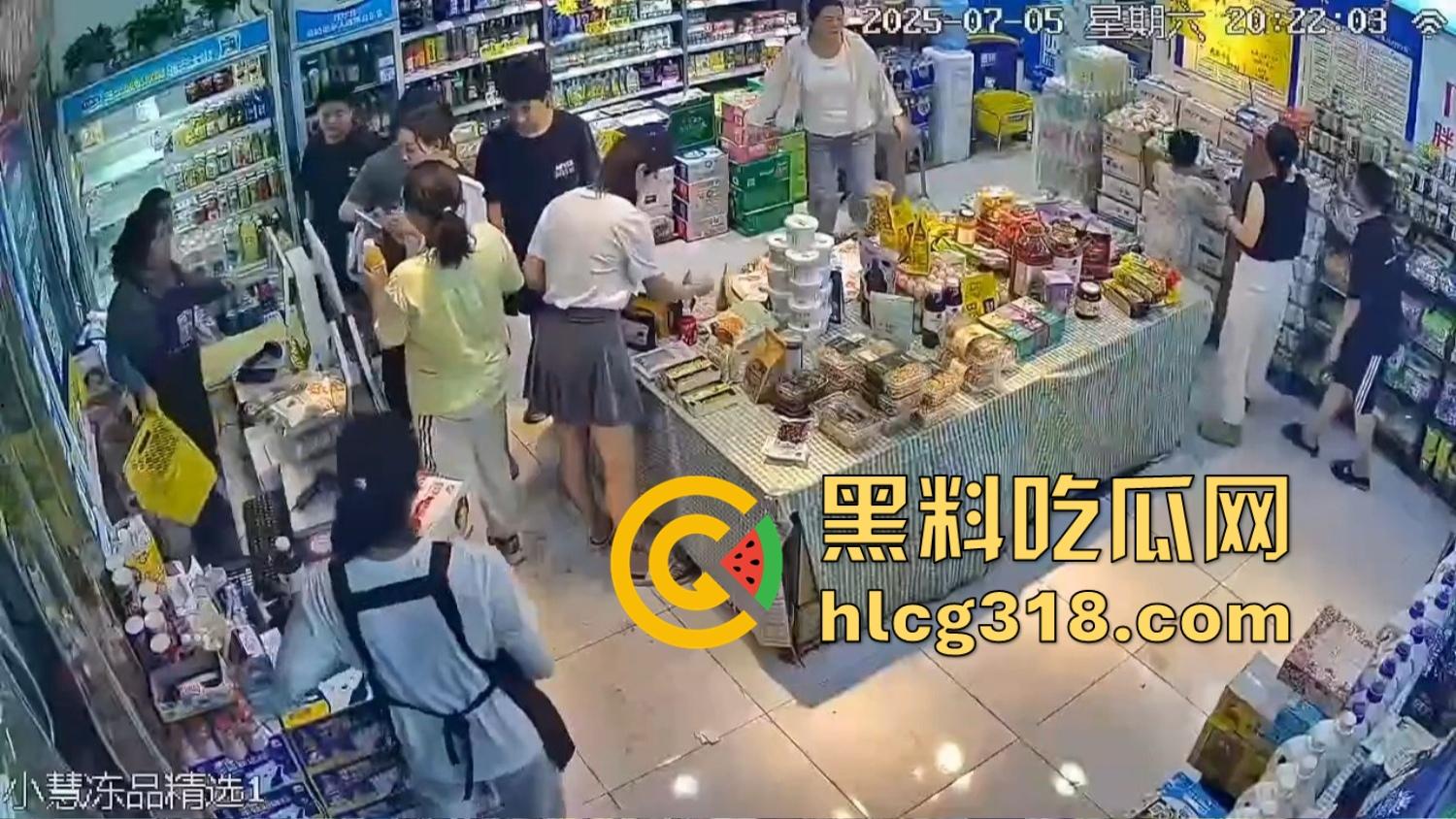 炎炎夏日成了偷拍狗的天堂，地铁公交全是猥亵逼，姑娘们裙子越短，偷拍狗越狂！  第3张