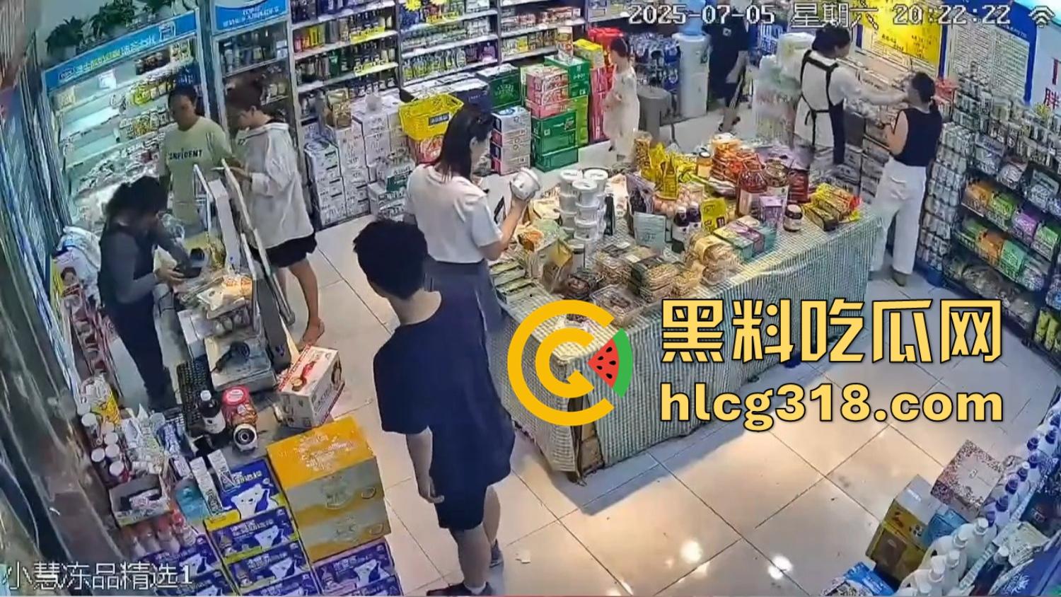 炎炎夏日成了偷拍狗的天堂，地铁公交全是猥亵逼，姑娘们裙子越短，偷拍狗越狂！  第4张