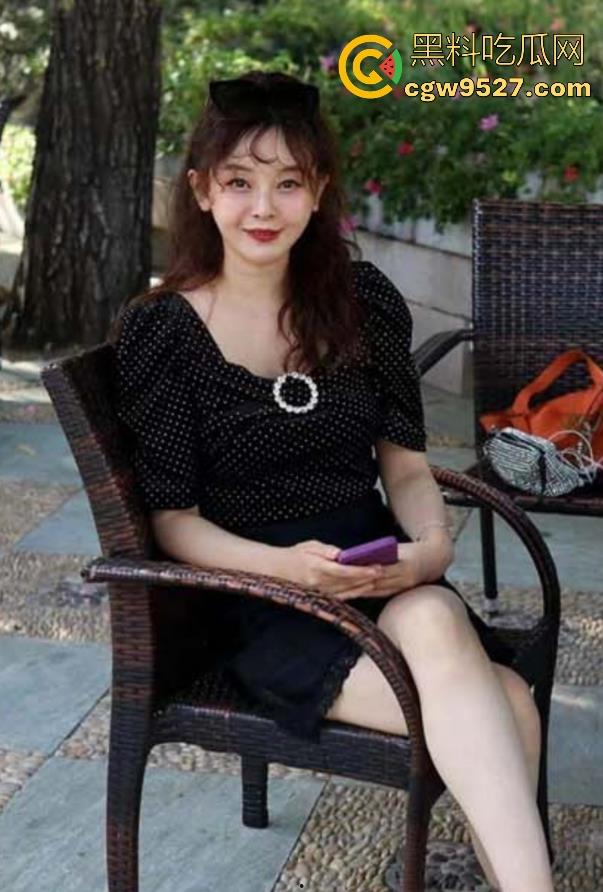 约炮巨反差丰满熟女李老师，背着她老公出来让我插，无套猛打桩，多次潮喷狠狠的喂饱这人妻母狗！  第1张