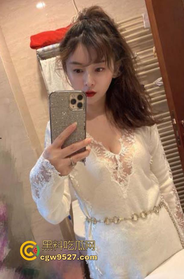 约炮巨反差丰满熟女李老师，背着她老公出来让我插，无套猛打桩，多次潮喷狠狠的喂饱这人妻母狗！  第2张