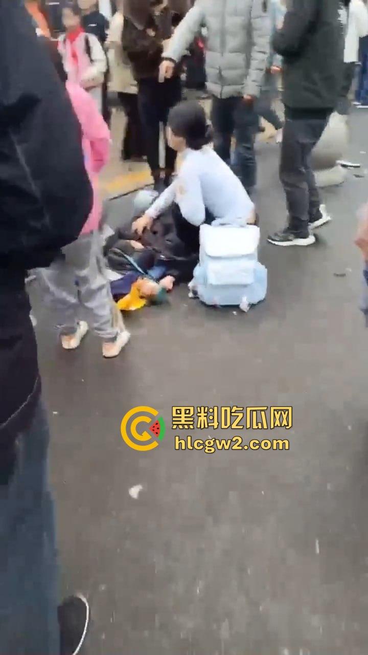 湖南常德鼎城区永安小学发生恶意撞人事件,多名学生受伤,三天两头又来报复社会疯了吗? 第11张 湖南常德鼎城区永安小学发生恶意撞人事件,多名学生受伤,三天两头又来报复社会疯了吗? 第11张