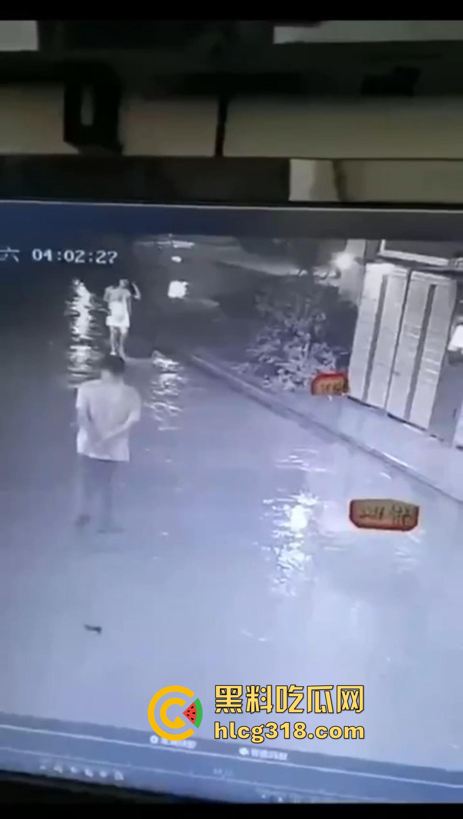 炎炎夏日成了偷拍狗的天堂，地铁公交全是猥亵逼，姑娘们裙子越短，偷拍狗越狂！  第7张