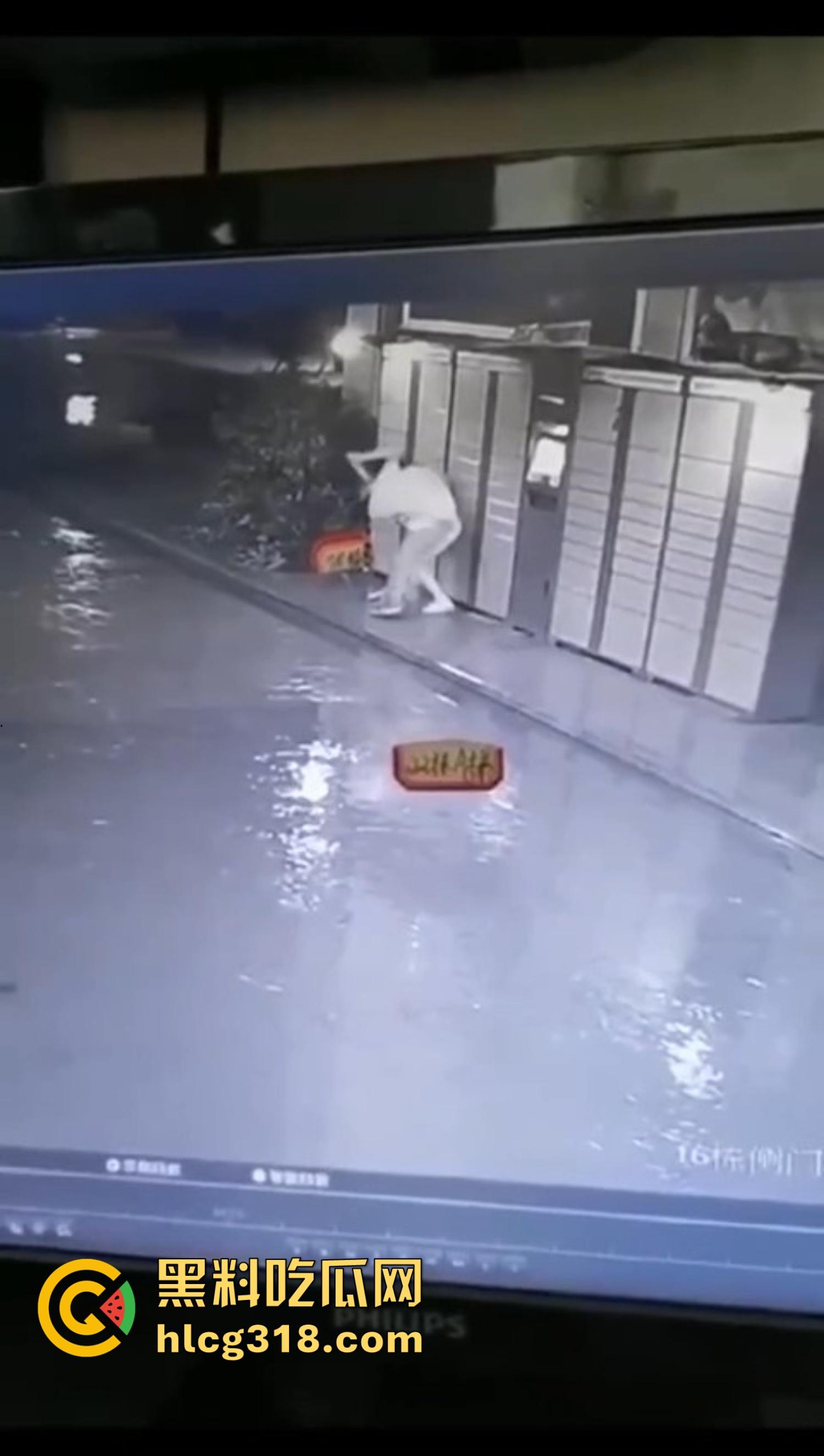 炎炎夏日成了偷拍狗的天堂，地铁公交全是猥亵逼，姑娘们裙子越短，偷拍狗越狂！  第8张