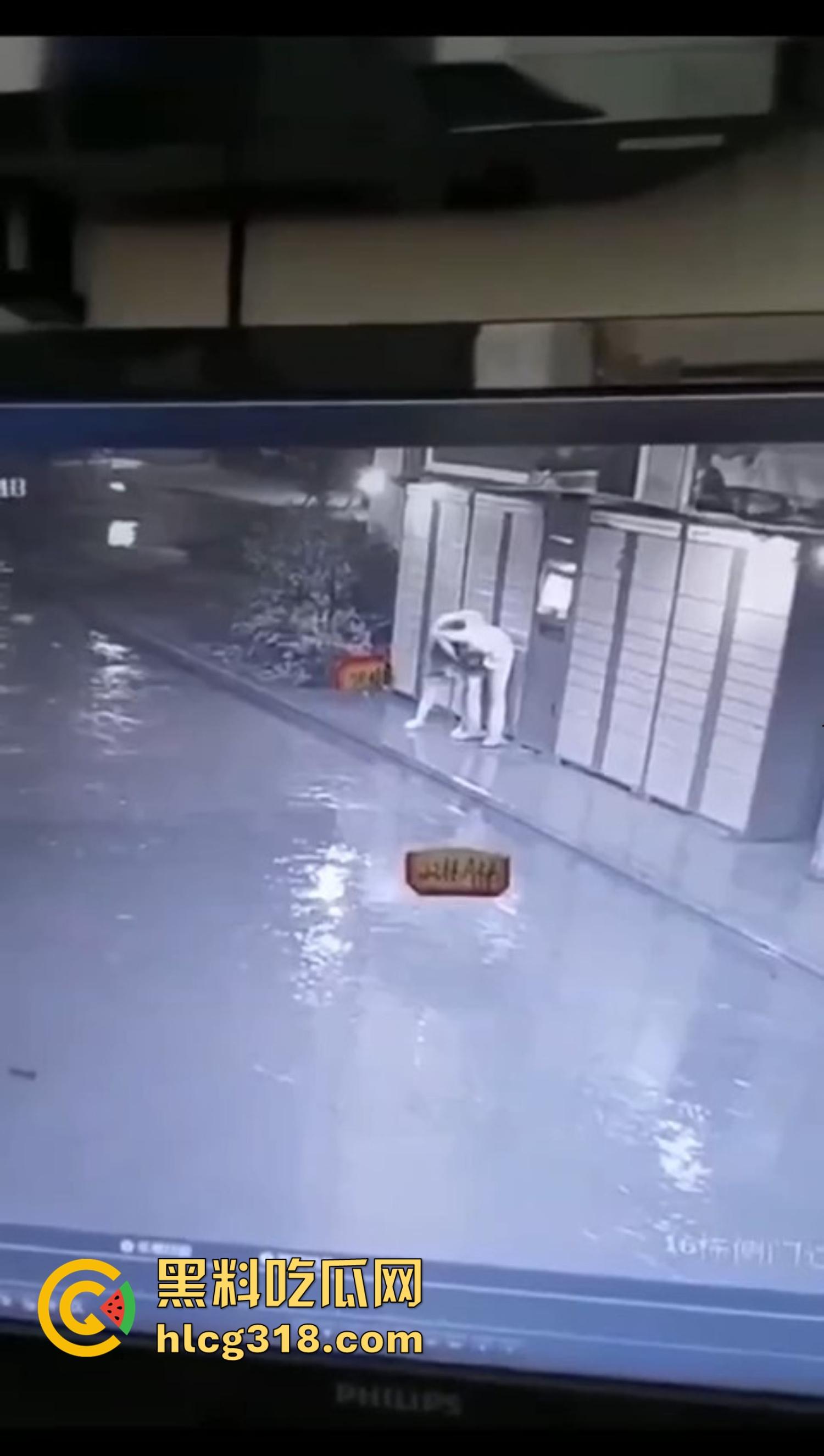 炎炎夏日成了偷拍狗的天堂，地铁公交全是猥亵逼，姑娘们裙子越短，偷拍狗越狂！  第9张