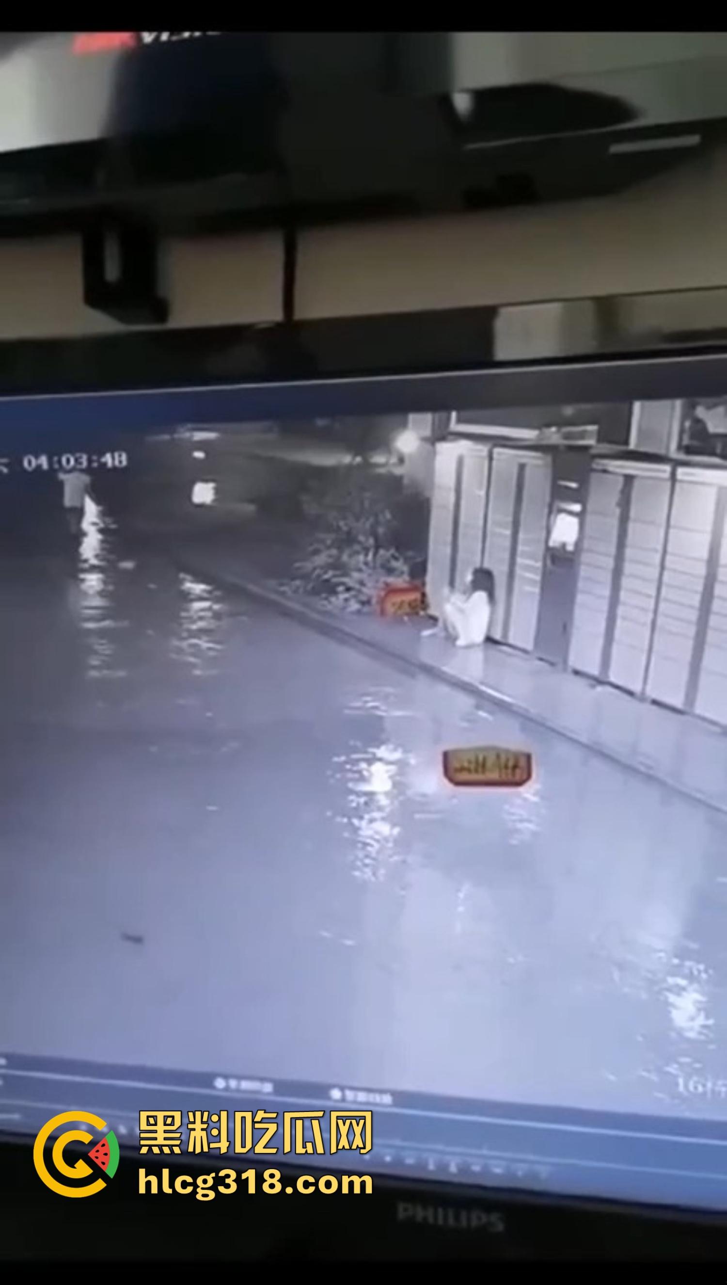 炎炎夏日成了偷拍狗的天堂，地铁公交全是猥亵逼，姑娘们裙子越短，偷拍狗越狂！  第10张