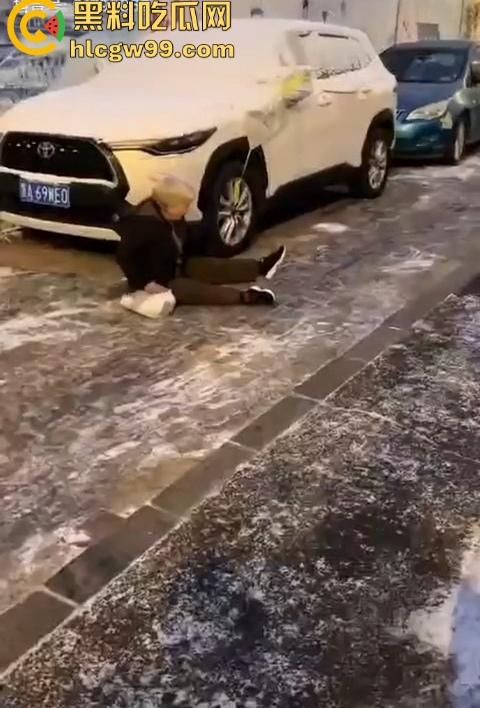 老奶奶摔倒无人敢扶,黑龙江街头上演最扎心一幕,路人害怕惹麻烦直接拒绝让我过个好年! 第1张 老奶奶摔倒无人敢扶,黑龙江街头上演最扎心一幕,路人害怕惹麻烦直接拒绝让我过个好年! 第1张