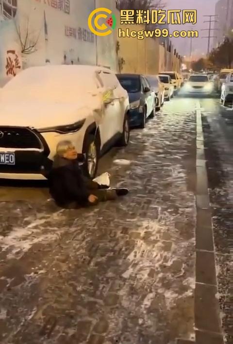 老奶奶摔倒无人敢扶,黑龙江街头上演最扎心一幕,路人害怕惹麻烦直接拒绝让我过个好年! 第3张 老奶奶摔倒无人敢扶,黑龙江街头上演最扎心一幕,路人害怕惹麻烦直接拒绝让我过个好年! 第3张
