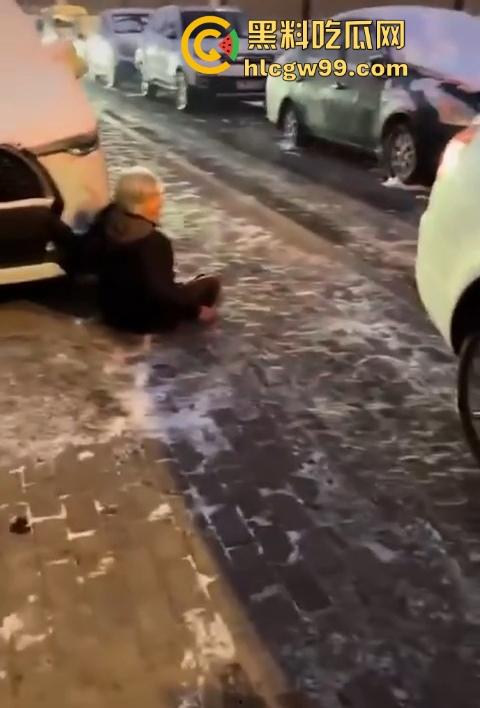 老奶奶摔倒无人敢扶,黑龙江街头上演最扎心一幕,路人害怕惹麻烦直接拒绝让我过个好年! 第4张 老奶奶摔倒无人敢扶,黑龙江街头上演最扎心一幕,路人害怕惹麻烦直接拒绝让我过个好年! 第4张