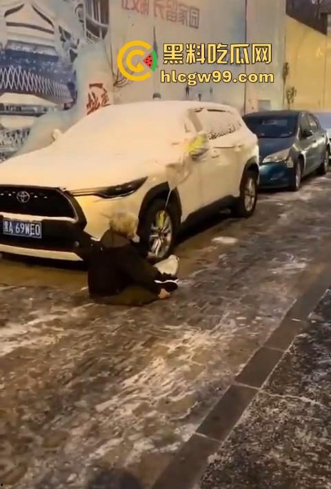 老奶奶摔倒无人敢扶,黑龙江街头上演最扎心一幕,路人害怕惹麻烦直接拒绝让我过个好年! 第5张 老奶奶摔倒无人敢扶,黑龙江街头上演最扎心一幕,路人害怕惹麻烦直接拒绝让我过个好年! 第5张