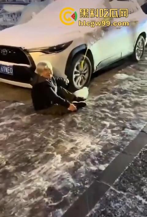 老奶奶摔倒无人敢扶,黑龙江街头上演最扎心一幕,路人害怕惹麻烦直接拒绝让我过个好年! 第6张 老奶奶摔倒无人敢扶,黑龙江街头上演最扎心一幕,路人害怕惹麻烦直接拒绝让我过个好年! 第6张
