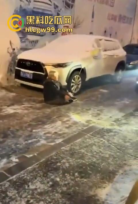 老奶奶摔倒无人敢扶,黑龙江街头上演最扎心一幕,路人害怕惹麻烦直接拒绝让我过个好年! 第7张 老奶奶摔倒无人敢扶,黑龙江街头上演最扎心一幕,路人害怕惹麻烦直接拒绝让我过个好年! 第7张