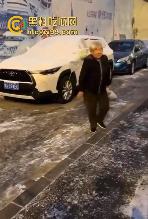 老奶奶摔倒无人敢扶,黑龙江街头上演最扎心一幕,路人害怕惹麻烦直接拒绝让我过个好年! 第8张 老奶奶摔倒无人敢扶,黑龙江街头上演最扎心一幕,路人害怕惹麻烦直接拒绝让我过个好年! 第8张