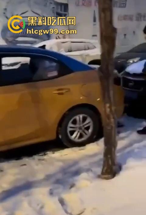 老奶奶摔倒无人敢扶,黑龙江街头上演最扎心一幕,路人害怕惹麻烦直接拒绝让我过个好年! 第9张 老奶奶摔倒无人敢扶,黑龙江街头上演最扎心一幕,路人害怕惹麻烦直接拒绝让我过个好年! 第9张