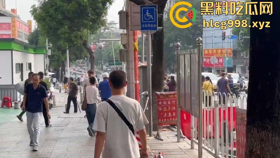 广州小贩怒怼城管，棍子一抄追着满街跑！城管扣车扣货，真就欺软怕硬？  第2张