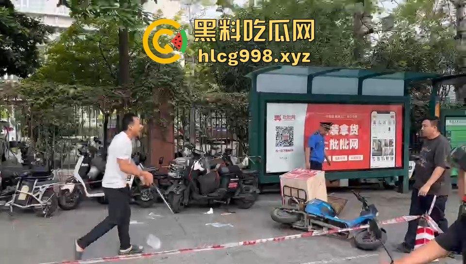 广州小贩怒怼城管，棍子一抄追着满街跑！城管扣车扣货，真就欺软怕硬？  第5张