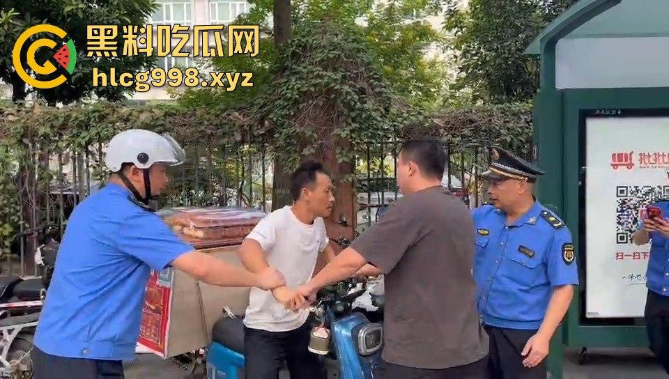 广州小贩怒怼城管，棍子一抄追着满街跑！城管扣车扣货，真就欺软怕硬？  第7张