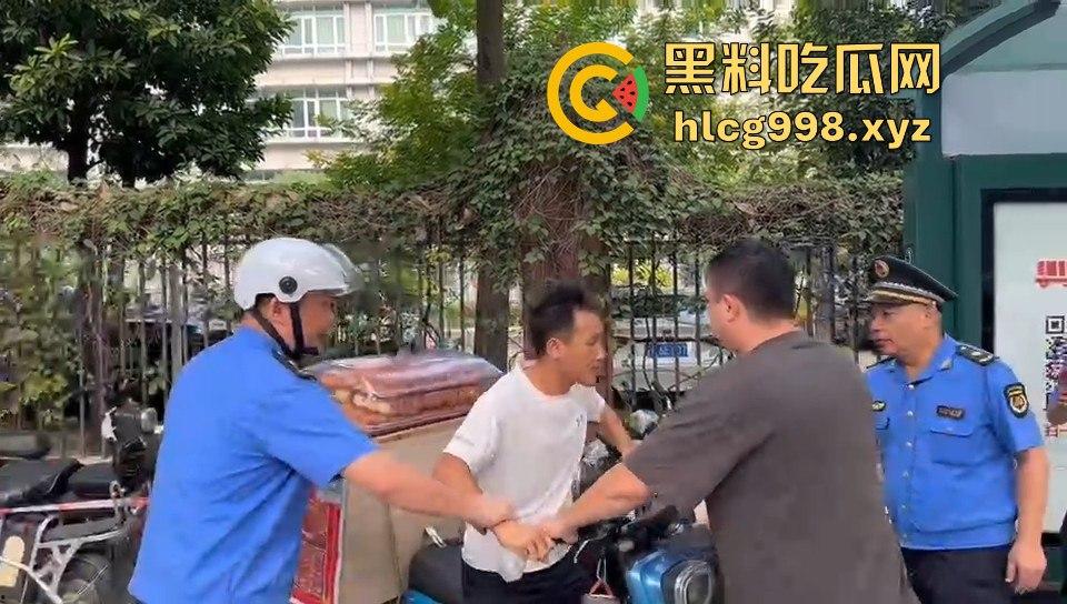 广州小贩怒怼城管，棍子一抄追着满街跑！城管扣车扣货，真就欺软怕硬？  第8张