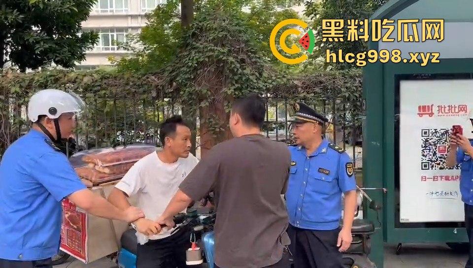广州小贩怒怼城管，棍子一抄追着满街跑！城管扣车扣货，真就欺软怕硬？  第9张