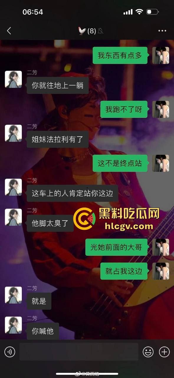 高铁女脱鞋踩桌板，鞋被高铁判官一脚踢飞！光脚追人还要小姐姐赔鞋钱，这脸是真不要了！  第6张