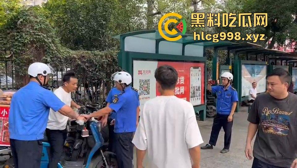 广州小贩怒怼城管，棍子一抄追着满街跑！城管扣车扣货，真就欺软怕硬？  第10张