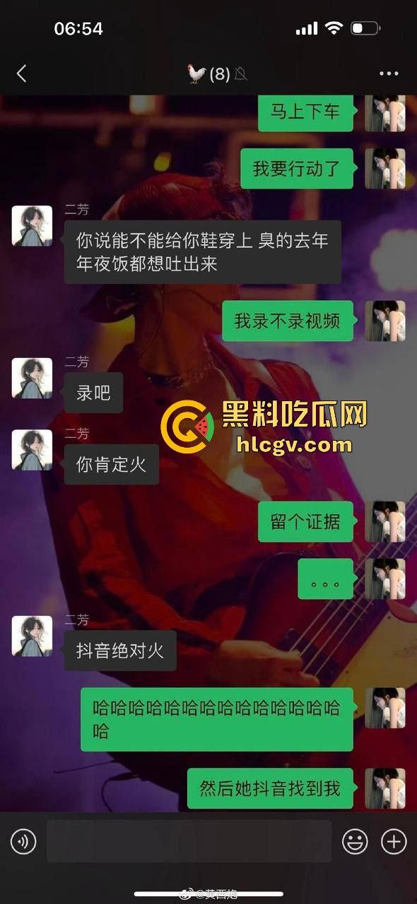 高铁女脱鞋踩桌板，鞋被高铁判官一脚踢飞！光脚追人还要小姐姐赔鞋钱，这脸是真不要了！  第7张