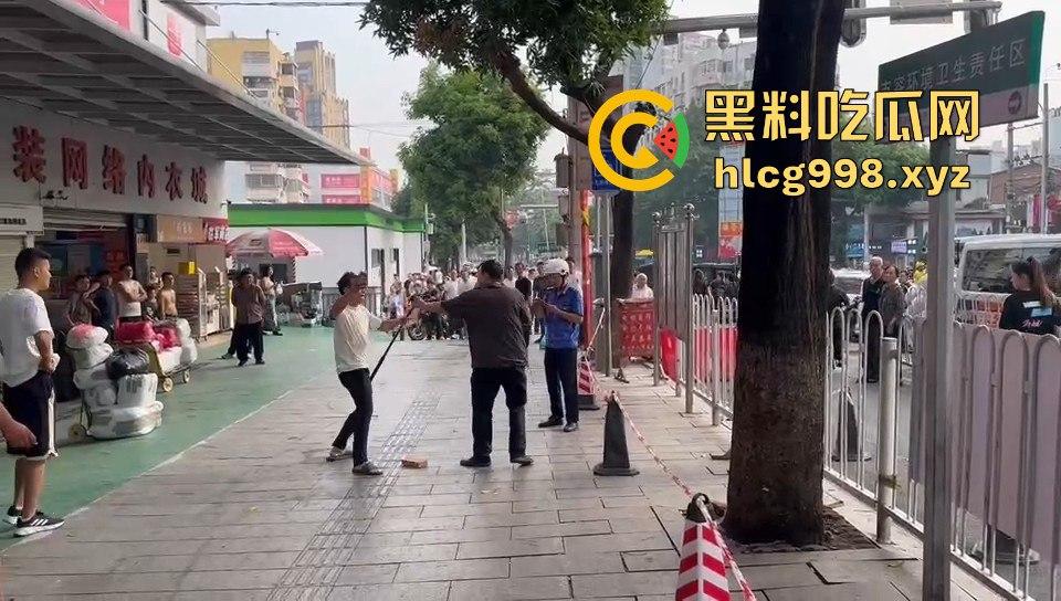 广州小贩怒怼城管，棍子一抄追着满街跑！城管扣车扣货，真就欺软怕硬？  第11张