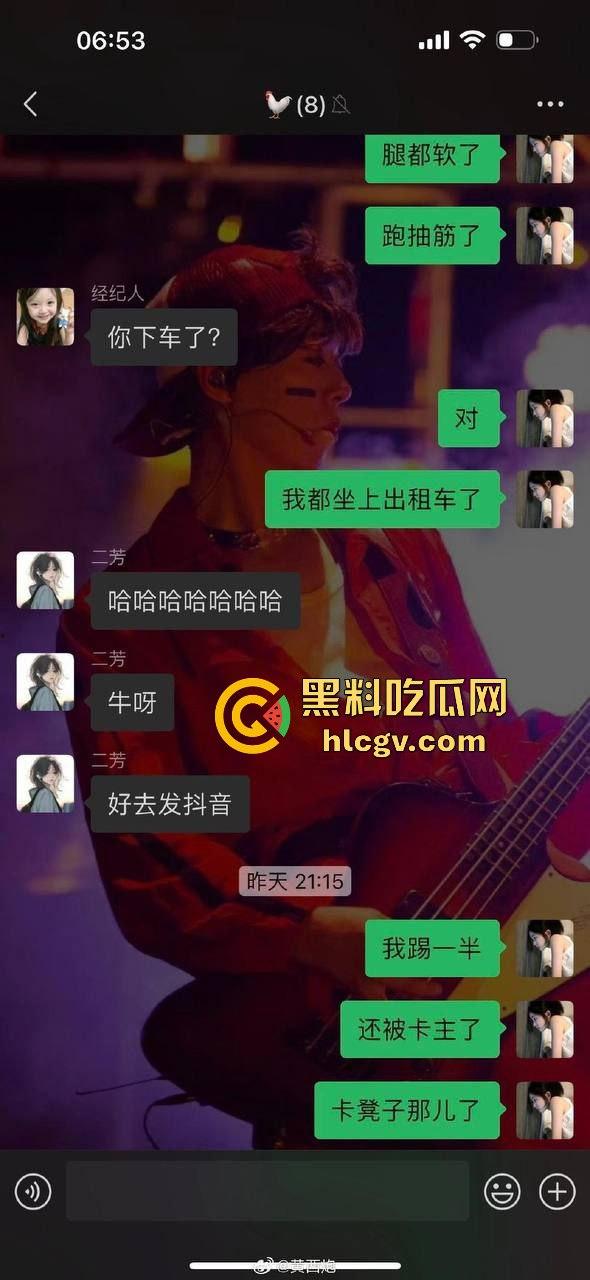 高铁女脱鞋踩桌板，鞋被高铁判官一脚踢飞！光脚追人还要小姐姐赔鞋钱，这脸是真不要了！  第9张