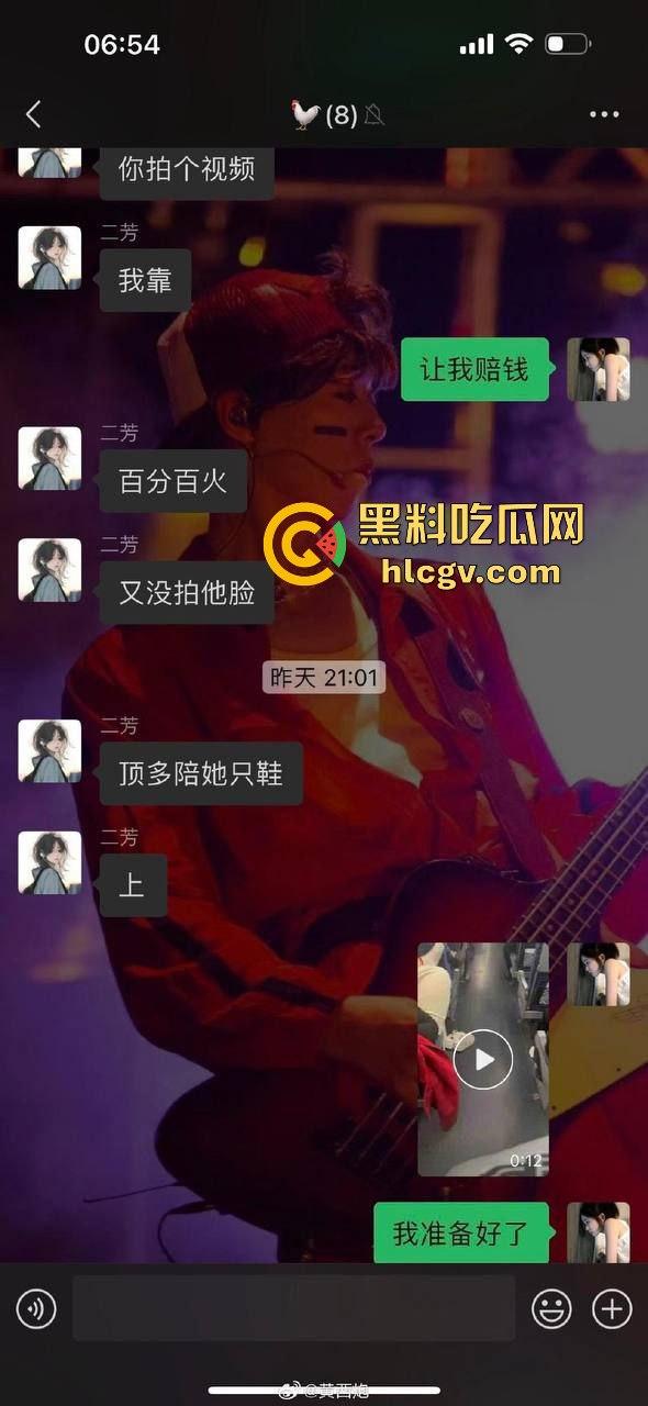 高铁女脱鞋踩桌板，鞋被高铁判官一脚踢飞！光脚追人还要小姐姐赔鞋钱，这脸是真不要了！  第10张