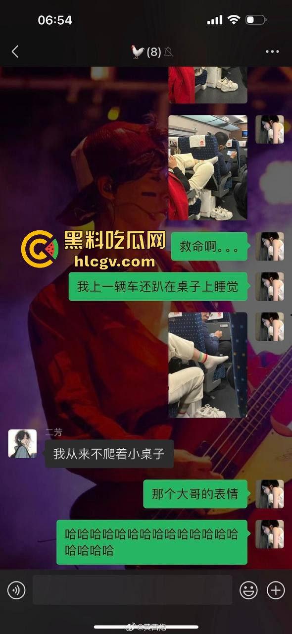 高铁女脱鞋踩桌板，鞋被高铁判官一脚踢飞！光脚追人还要小姐姐赔鞋钱，这脸是真不要了！  第12张