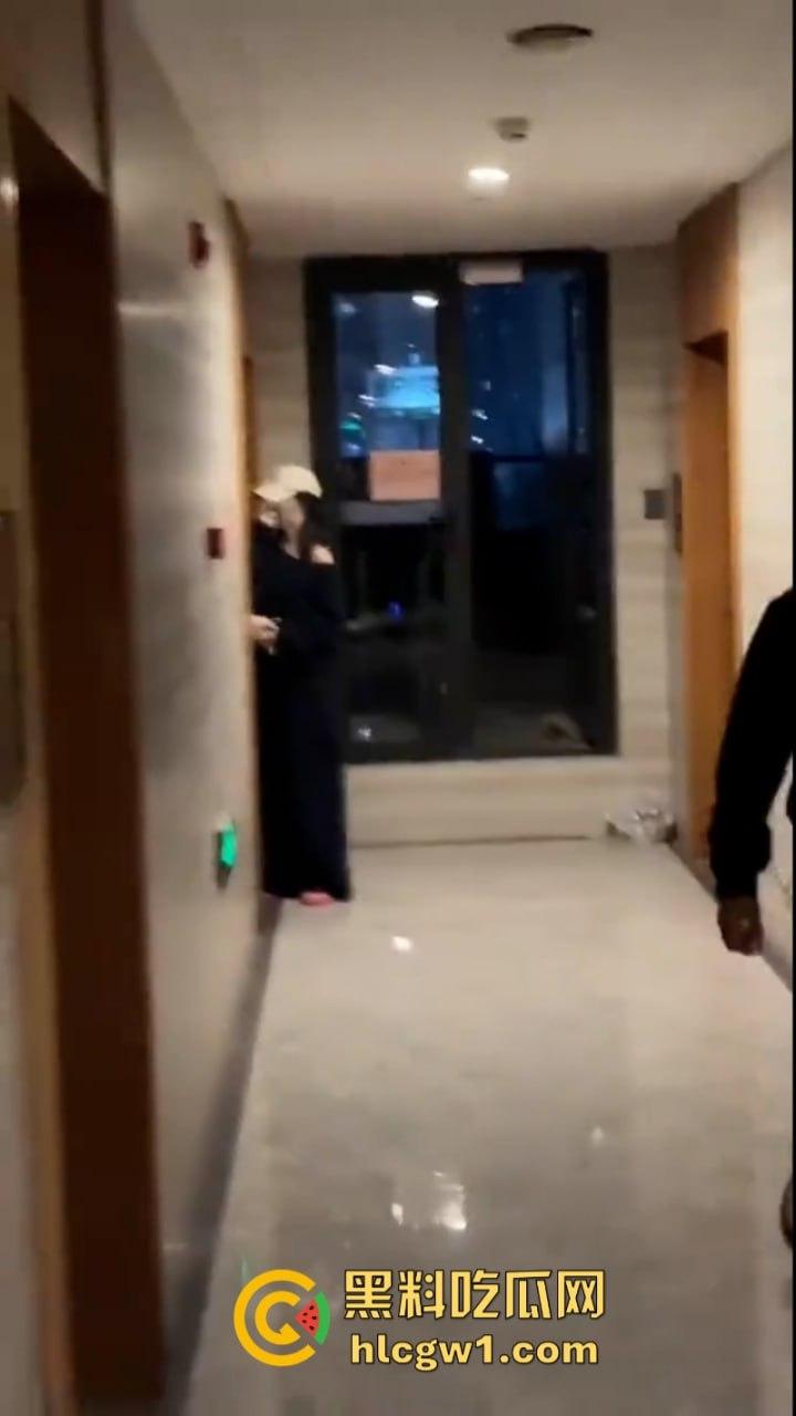 可怕!湖南长沙猥琐男闯入女生公寓偷窃衣物 妹子录视频机智报警抓人 这是真变态! 第5张 可怕!湖南长沙猥琐男闯入女生公寓偷窃衣物 妹子录视频机智报警抓人 这是真变态! 第5张